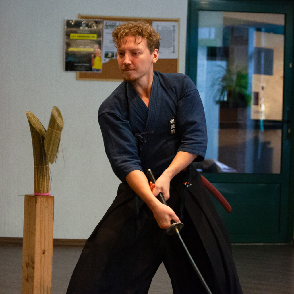 Sensei Wojciech tnący matę na treningu tameshigiri.